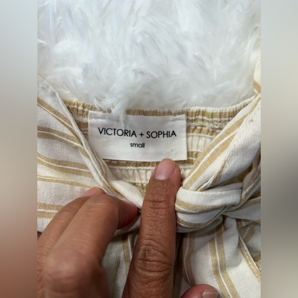 Victoria & Sofia front knot crop top - Picture 4 of 4